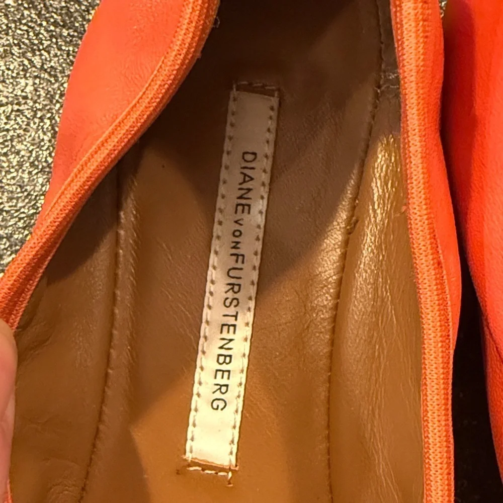 Women’s Diane Von Furstenberg Coral Ballet Flats with Gold Detail - size 8